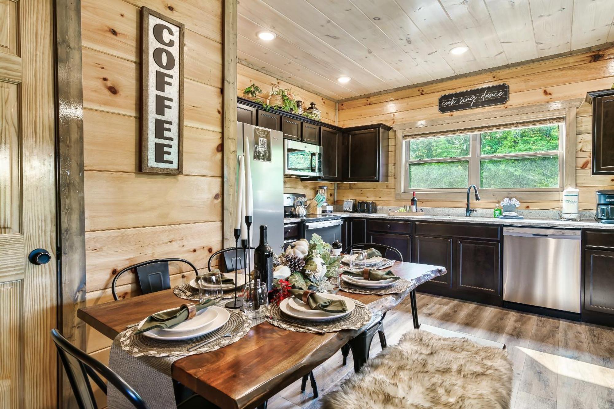 Spring Sale! Indoor Pool, Pet Stays Free, Movie, Hottub Sevierville Exterior photo