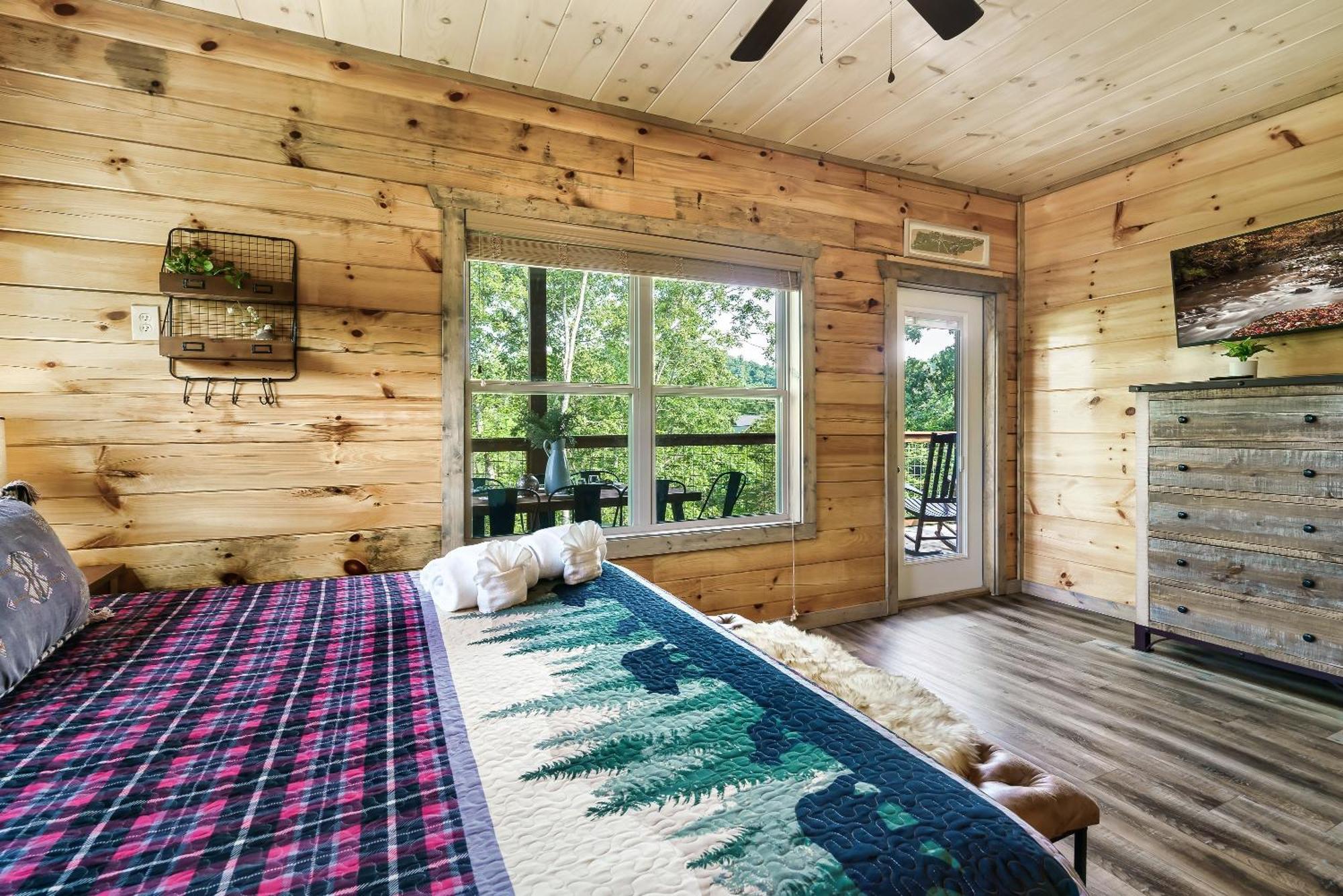 Spring Sale! Indoor Pool, Pet Stays Free, Movie, Hottub Sevierville Exterior photo