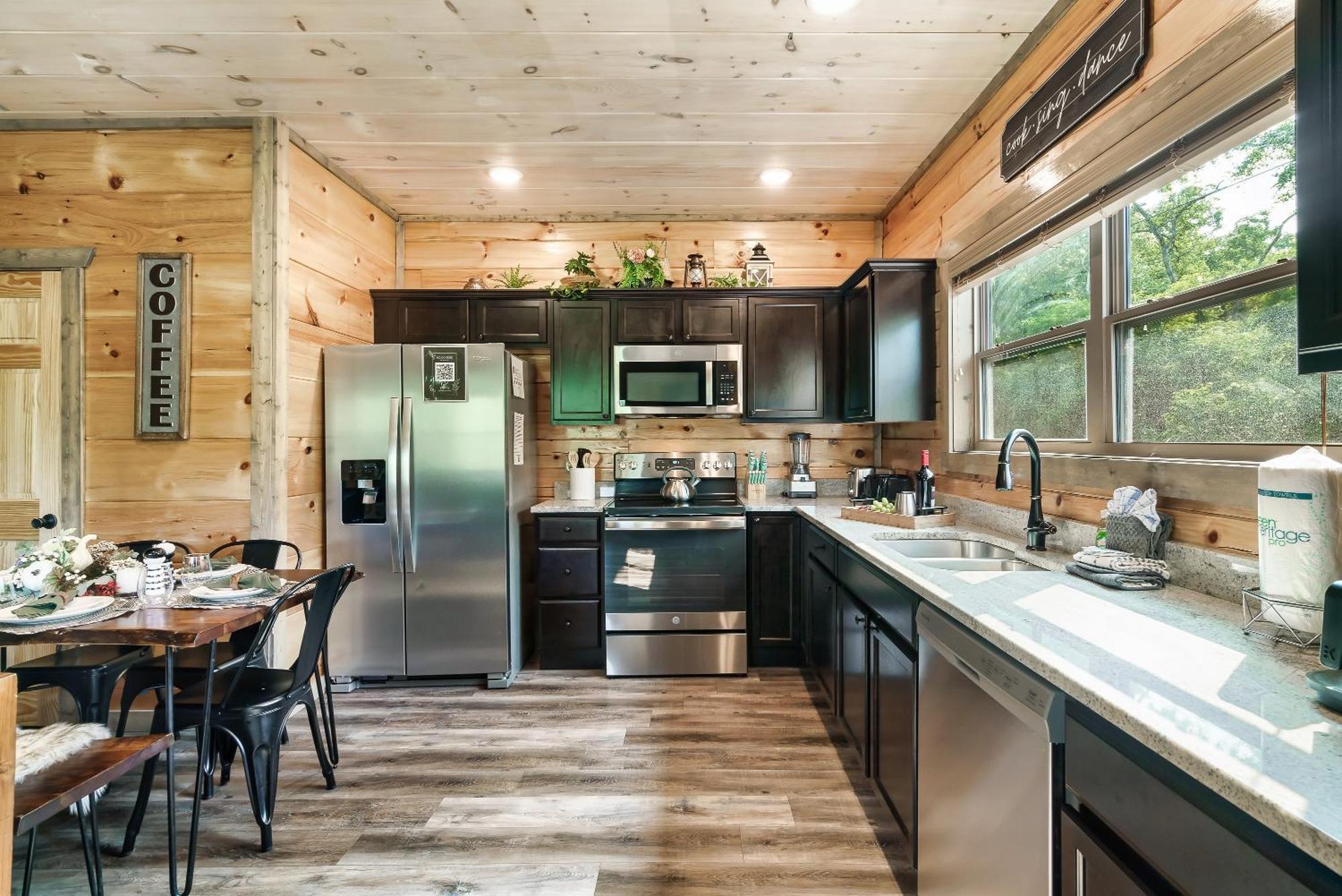 Spring Sale! Indoor Pool, Pet Stays Free, Movie, Hottub Sevierville Exterior photo